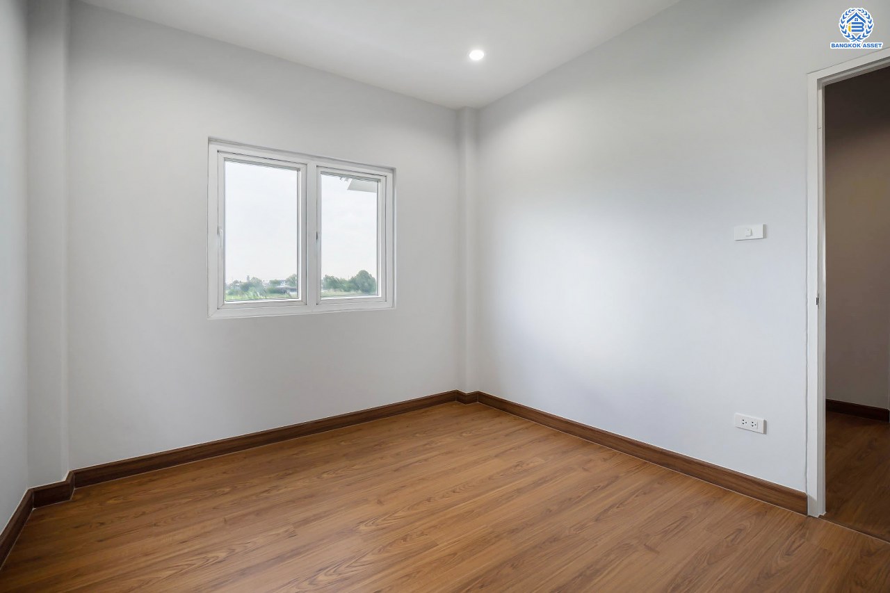 บ้านมือสองตกแต่งใหม่ โครงการ ลภาวัน15 ราชพฤกษ์ เนื้อที่ 50.5 ตร.ว. ฟังก์ชันครบ 3 ห้องนอน 3 ห้องน้ำ 2 ที่จอดรถ บ้านสวยสภาพดี พร้อมเข้าอยู่ บนทำเลศักยภาพติดถนนราชพฤกษ์ เชื่อมสู่แจ้งวัฒนะได้อย่างรวดเร็ว ใกล้รถไฟฟ้าสายสีม่วง "สถานีบางรักใหญ่"